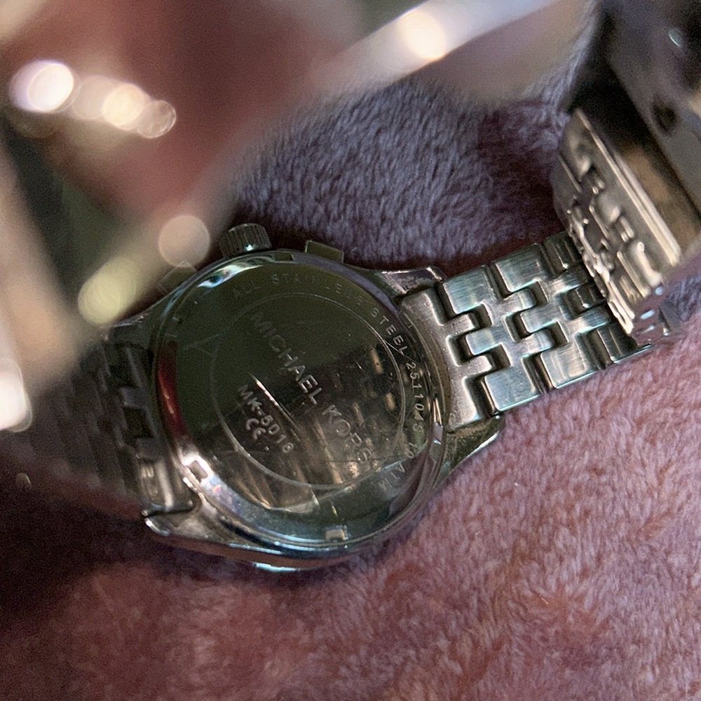 Michael Kors watch, in great construction, needs new batteries. - Picture 7 of 14